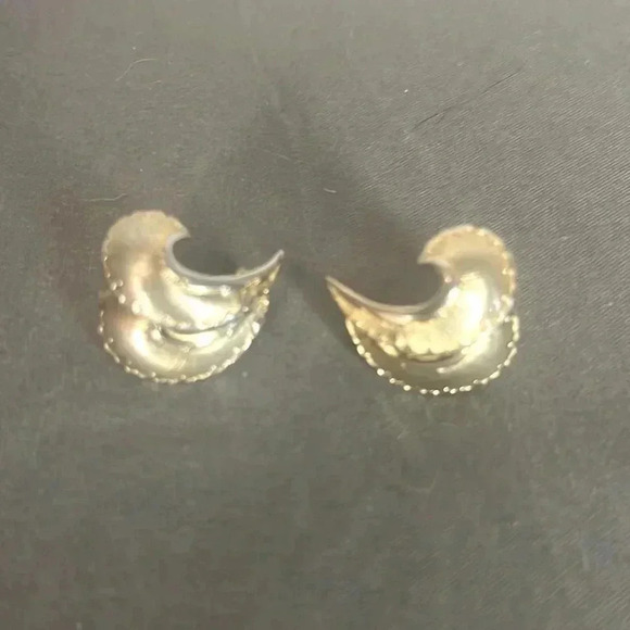 Vintage sliver trimmed in gold 1940’s Coro Screw back earrings - Picture 1 of 4